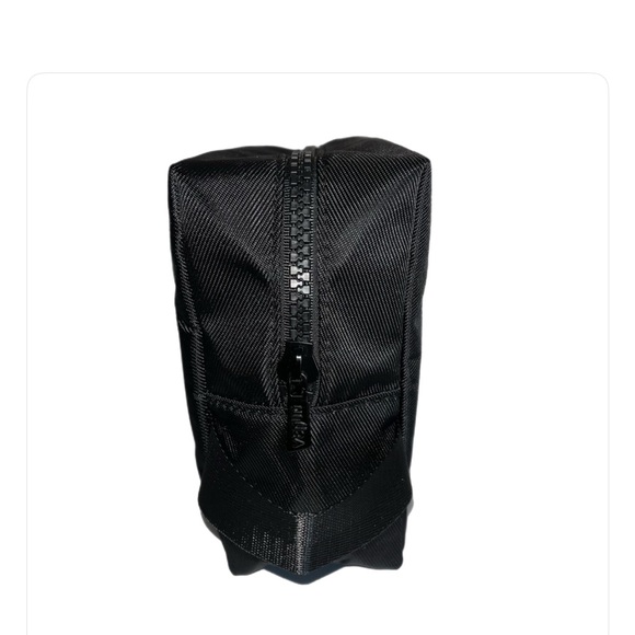 NWOT Official UFC toiletry bag - Picture 4 of 9